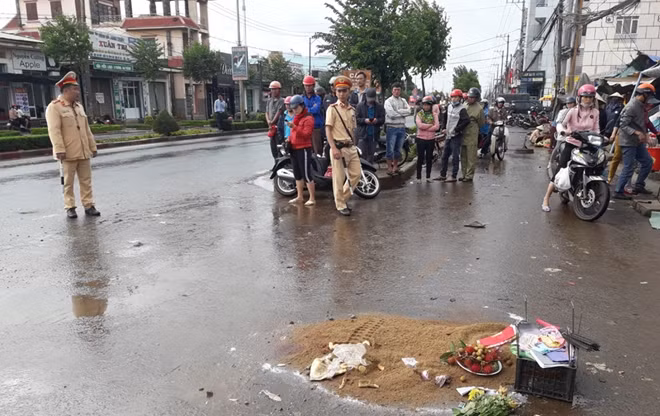 Lực lượng CSGT bảo vệ hiện trường, phân luồng giao thông sau khi vụ tai nạn xảy ra