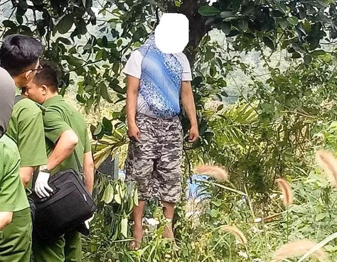 Lực lượng Công an đang tiến hành khám nghiệm hiện trường xảy ra vụ tự tử