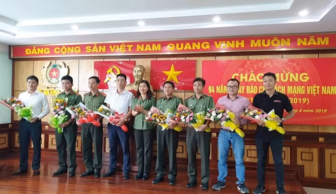 Lãnh đạo Công an tỉnh tặng hoa, chúc mừng các nhà báo tại buổi gặp mặt
