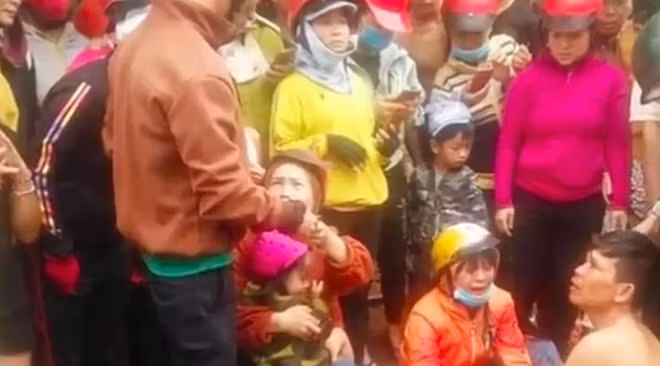 Nhóm người tụ tập gây rối sau khi xảy ra vụ tai nạn (Ảnh cắt video clip).