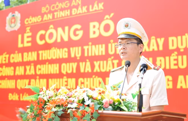 Thượng uý Trần Anh Tuấn, một trong những cán bộ được điều động đảm nhiệm chức danh Công an xã đợt này phát biểu tuyên thệ tại buổi lễ