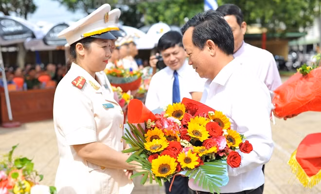 Các đại biểu tham dự buổi lễ tặng hoa chúc mừng, động viên các cán bộ, chiến sỹ được điều động đảm nhiệm các chức danh Công an xã