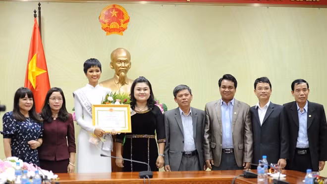 Lãnh đạo tỉnh Đắk Lắk trao tặng Bằng khen cho Hoa hậu H’Hen Niê tại buổi gặp mặt