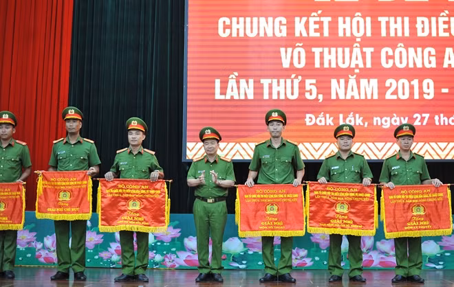 Đại diện lãnh đạo Công an tỉnh Đắk Lắk trao giải cho các tập thể, cá nhân có thành tích xuất sắc trong thi đấu.