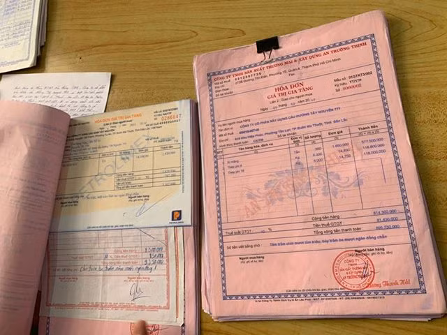 Hàng trăm cuốn hoá đơn GTGT của Công ty CP xây dựng cầu đường Tây Nguyên 777 được thu giữ Hàng trăm cuốn hoá đơn GTGT của Công ty CP xây dựng cầu đường Tây Nguyên 777 được thu giữ
