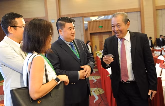 Phó Thủ tướng Thường trực Trương Hòa Bình trao đổi với các doanh nghiệp trong và ngoài nước bên lề Hội nghị