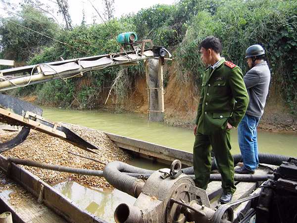 Bắt quả tang Công ty Nam Việt Đức khai thác cát, sỏi trái phép trên sông Bến Hải.