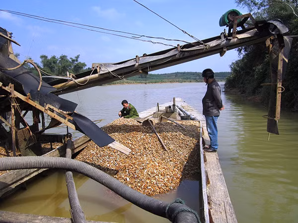 Bắt quả tang Công ty Nam Việt Đức khai thác cát, sỏi trái phép trên sông Bến Hải.