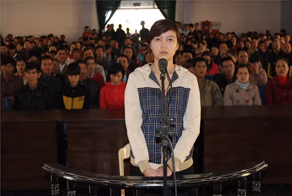 Bị cáo Tuyền trước vành móng ngựa tại phiên tòa.