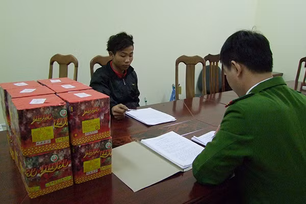 Vương Văn Nam và số pháo nổ bị Công an bắt quả tang đang vận chuyển. Vương Văn Nam và số pháo nổ bị Công an bắt quả tang đang vận chuyển.