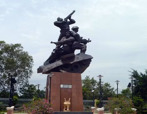 Tượng đài tại khu di tích Chiến thắng Ấp Bắc. Tượng đài tại khu di tích Chiến thắng Ấp Bắc.