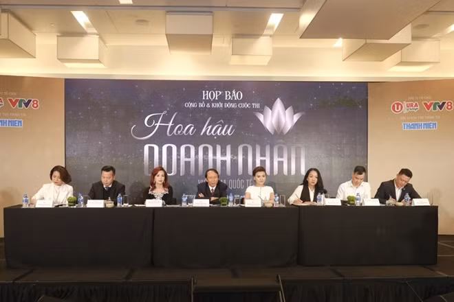 Các thành viên ban tổ chức tại buổi họp báo.