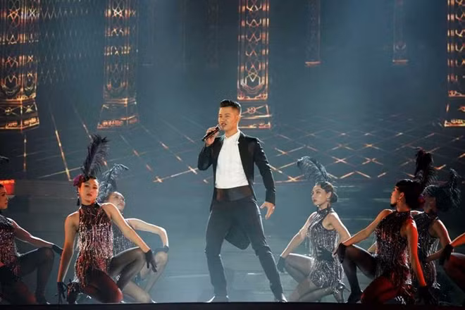 Ca sĩ Đức Tuấn trình bày hai ca khúc "Tình ca phố" và "Tango kỷ niệm".