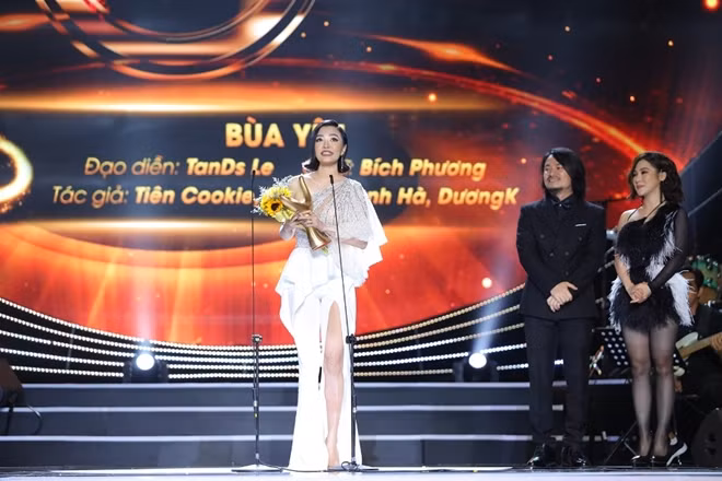 Ca sĩ Bích Phương nhận giải "MV của năm" dành cho MV "Bùa yêu".