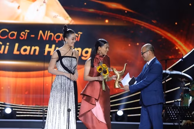 Hạng mục "Nghệ sĩ mới của năm" thuộc về ca sĩ - nhạc sĩ Bùi Lan Hương.