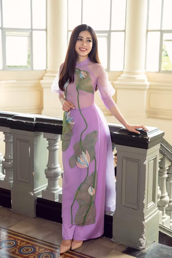 Á hậu Phương Nga.