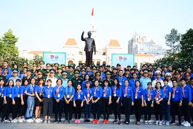 Đoàn viên, thanh niên dâng hoa tượng đài Chủ tịch Hồ Chí Minh tại lễ khai mạc hội trại.