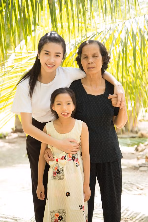 Á hậu Thúy An và hai bà cháu cô bé Ngọc Ánh. Á hậu Thúy An và hai bà cháu cô bé Ngọc Ánh.