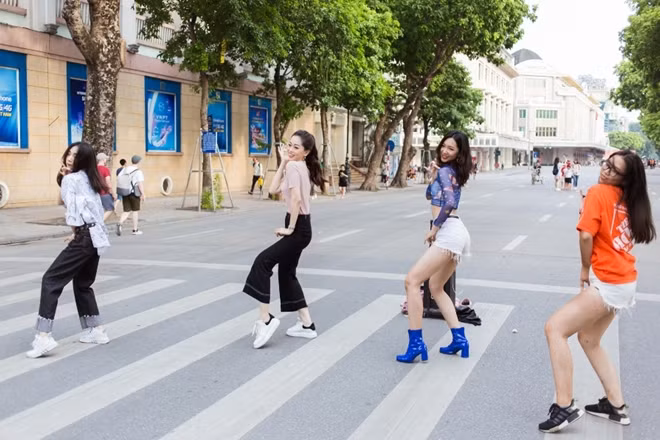 Á hậu Phương Nga (thứ hai, từ trái sang) cùng các vũ công thể hiện một điệu nhảy hưởng ứng phần thi "Sáng tạo cùng Dances of Việt Nam".