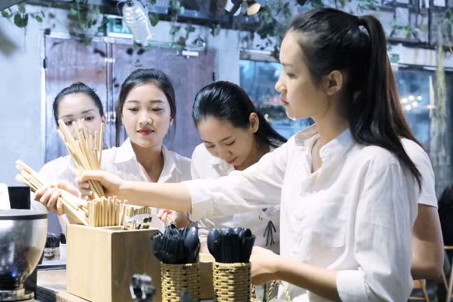 Kêu gọi sử dụng ống hút tre tại quán cafe.