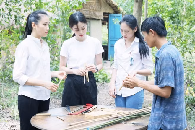 Á hậu Phương Nga và các thí sinh học cách làm ống hút từ cỏ bàng dai.