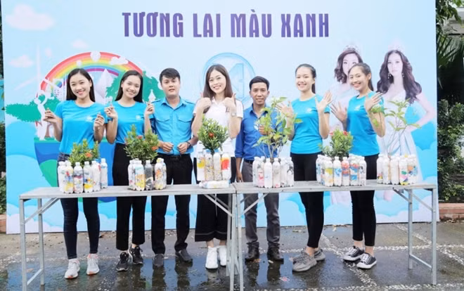 Á hậu Phương Nga (giữa) và các thí sinh thực hiện dự án "Tương lai màu xanh".