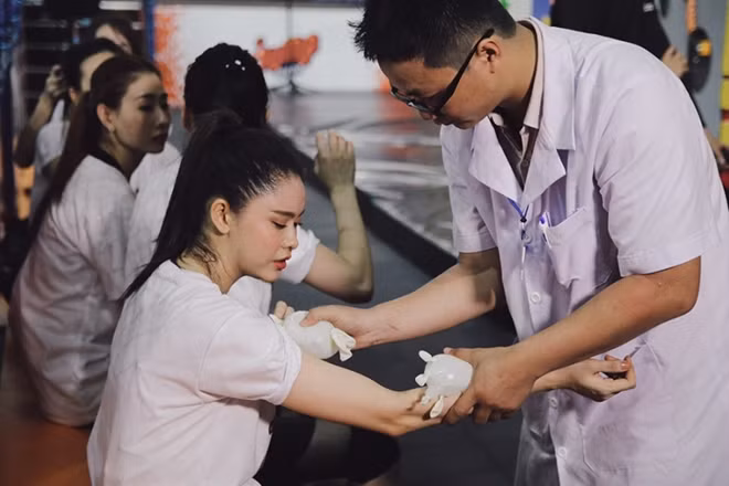 Trương Quỳnh Anh bị chấn thương.
