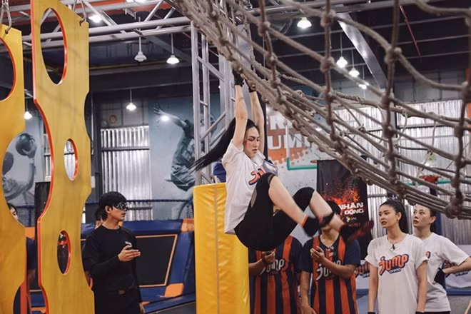 Phương Anh Đào thực hiện thử thách “Ninja challenge”.