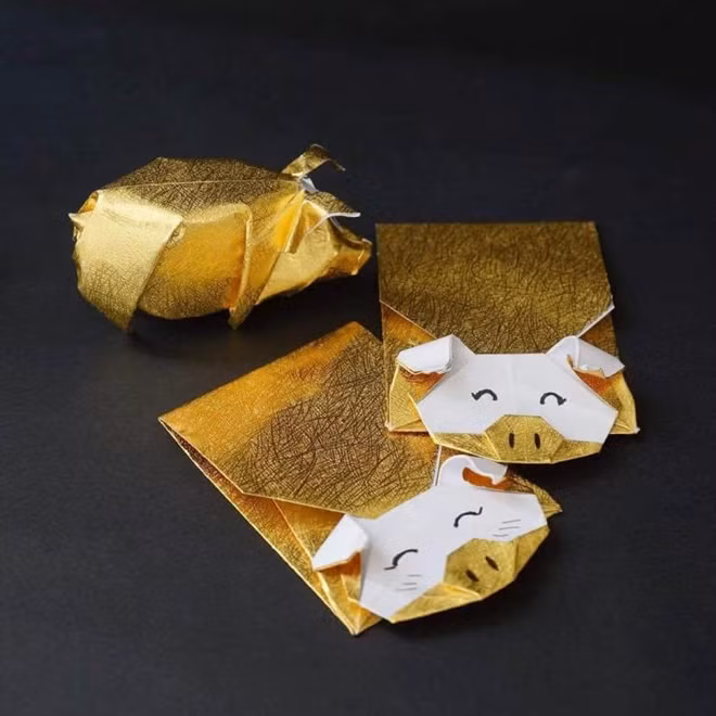 Đến Đường Sách, du khách còn được hướng dẫn gấp bao lì xì hình chú lợn.