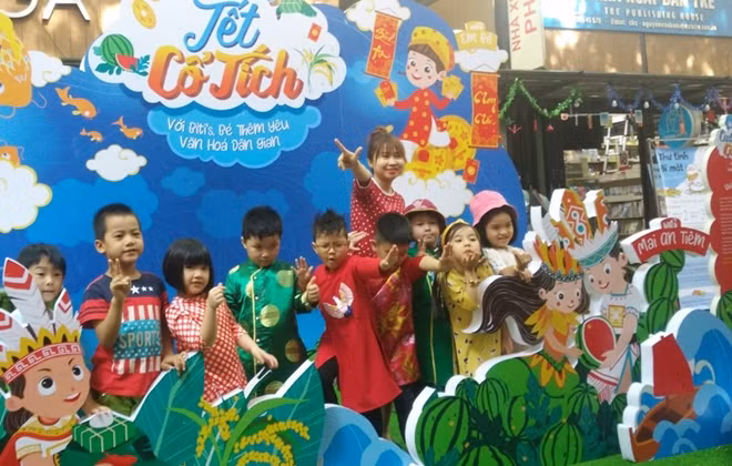 Các em nhỏ hào hứng với khu vực chụp ảnh lấy ý tưởng từ nhân vật cổ tích liên quan đến ngày Tết.