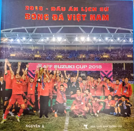 Bìa cuốn sách ảnh “2018- Dấu ấn lịch sử bóng đá Việt Nam”. Bìa cuốn sách ảnh “2018- Dấu ấn lịch sử bóng đá Việt Nam”.