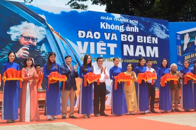 Nguyên Chủ tịch nước Trương Tấn Sang và các đại biểu cắt băng khai mạc triển lãm.