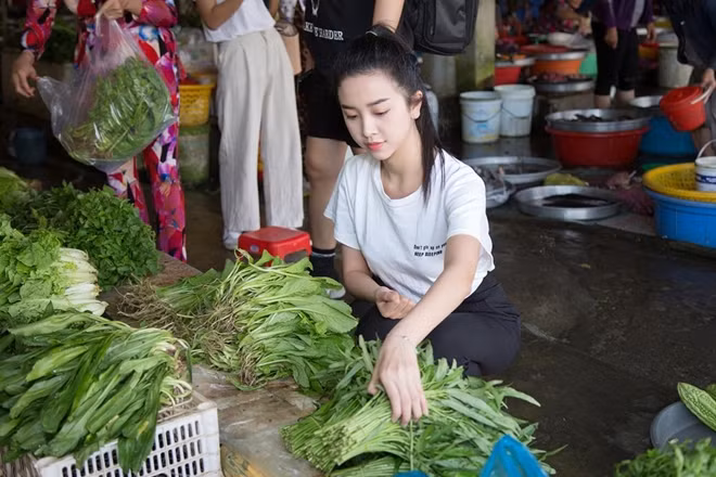 Thúy An đi chợ làm bữa cơm trưa cho bà cháu Ngọc Ánh.