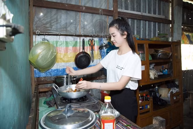 Á hậu đích thân vào bếp.
