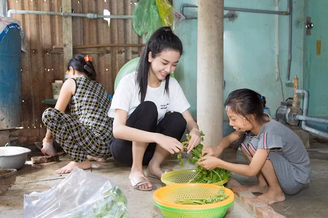 Bé Ngọc Ánh coi Thúy An như một người chị thân thiết, nhân hậu.