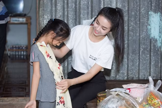 Á hậu chuẩn bị nhiều phần quà tặng bà cháu cô bé hở hàm ếch.