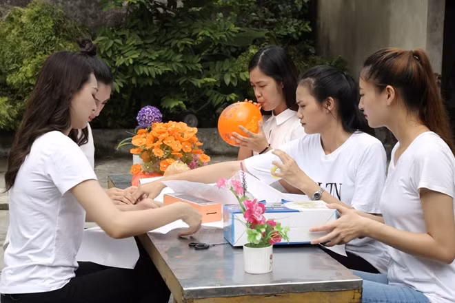 Các thí sinh giúp chị Hòa làm hoa giấy.