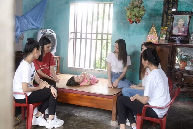 Các thí sinh xúc động lắng nghe câu chuyện phi thường của chị Nguyễn Thị Hòa.