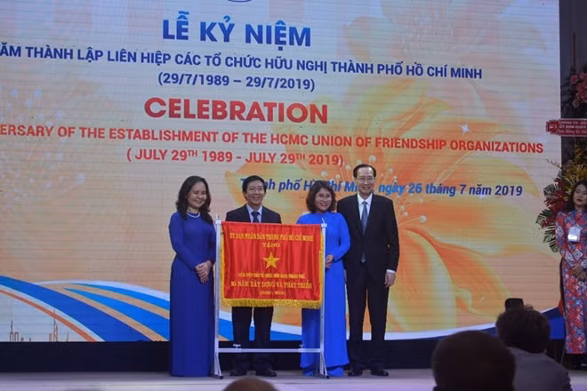 Đại diện UBND TP Hồ Chí Minh tặng cờ truyền thống cho Liên hiệp.