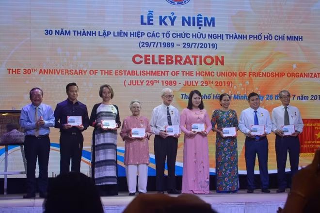 Các cá nhân xuất sắc của Liên hiệp được trao tặng huy hiệu TP Hồ Chí Minh.