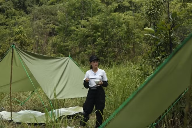 Đội Ngọc Thanh Tâm hoàn thành dựng trại và mang cơm để ban giám khảo chấm điểm.
