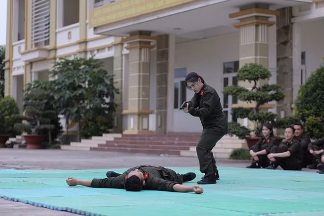 Ngọc Thanh Tâm trong một buổi huấn luyện kỹ năng của "Mỹ nhân hành động".