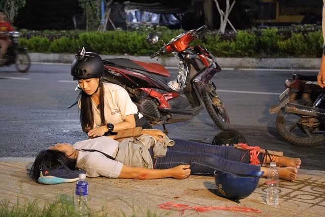 Đội Oxy giúp đỡ người bị tai nạn giao thông.