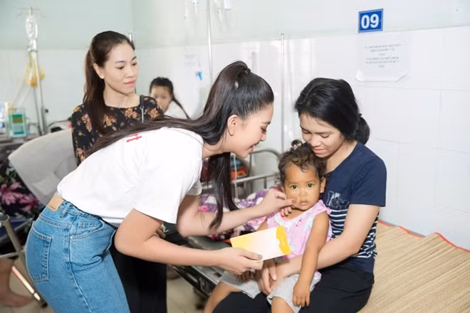 Hoa hậu Tiểu Vy thăm hỏi các bệnh nhi.