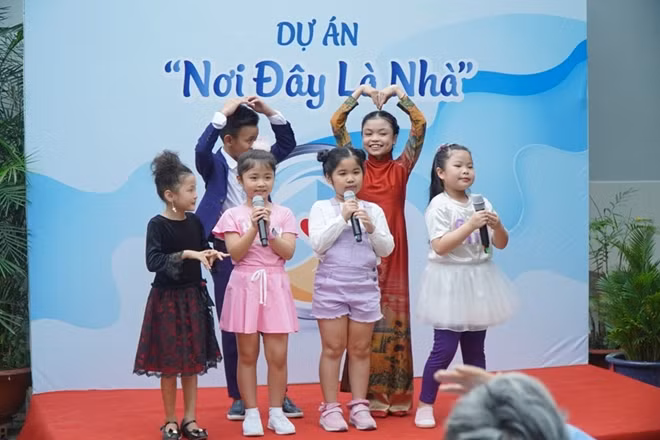 Dàn ca sĩ nhí mang đến món quà đặc biệt dành tặng các cụ tại mái ấm Đức Ái.