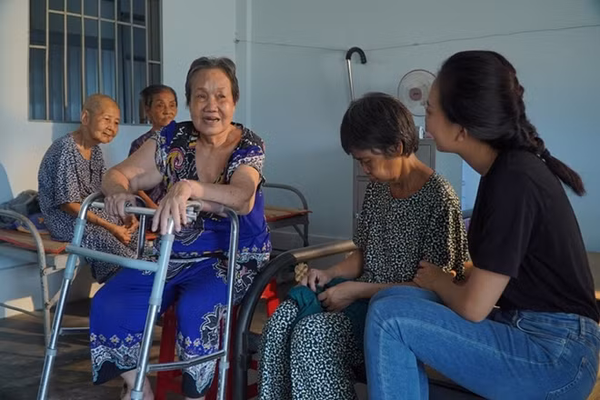 Thí sinh Miss World thăm hỏi các cụ già neo đơn.