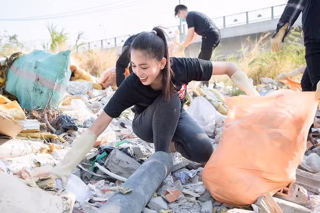 Hoa hậu Tiểu Vy tích cực dọn rác.