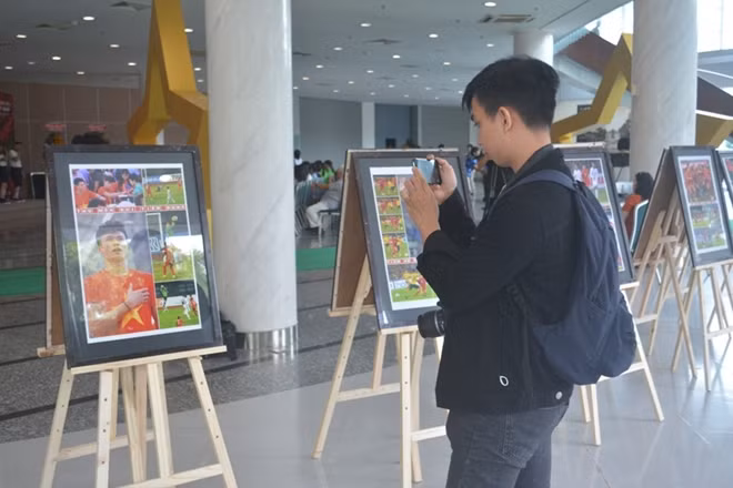 Triển lãm thu hút các bạn trẻ yêu bóng đá.