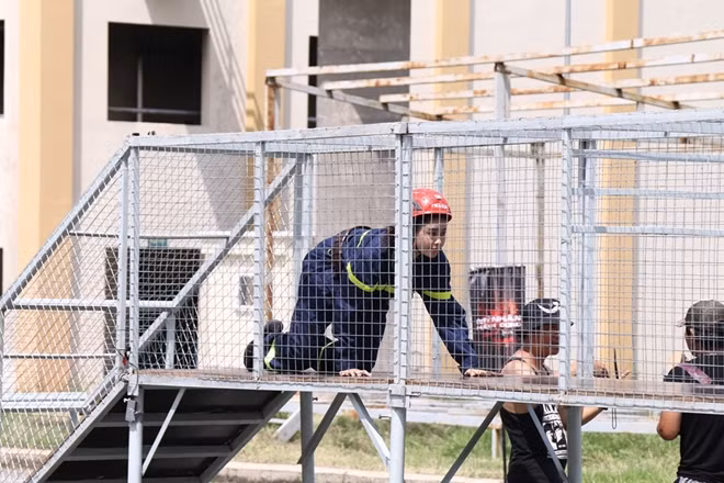 Bài huấn luyện chui hầm lưới.