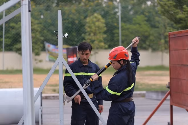 Phương Oanh thực hiện kỹ năng phá khóa.
